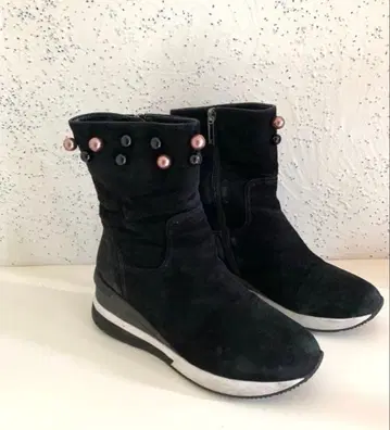 블랙 스웨이드 미들컷 부츠 펄 버튼 39