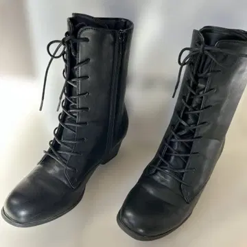 블랙 레이스업 부츠