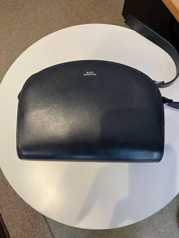 A.P.C. 네이비 가죽 숄더백