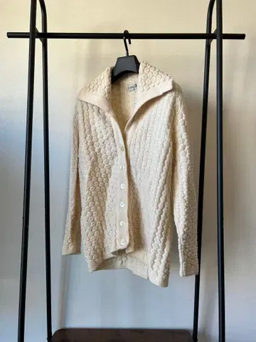 Cuddle Knit 버튼 달린 니트 스웨터 크림색 팝콘 짜임