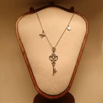 열쇠 모양 펜던트 목걸이