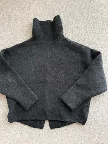 DES PRES 다크 그레이 하이넥 니트