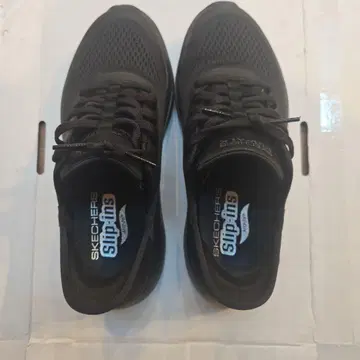 SKECHERS Slip-ins 블랙 스니커즈