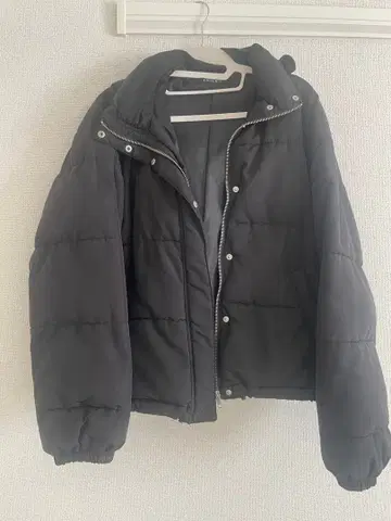 후드 부착 블랙 다운 자켓