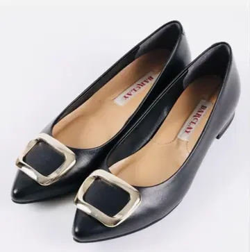 BARCLAY 버클레이 사다리꼴 버클 로우힐 펌프스 블랙