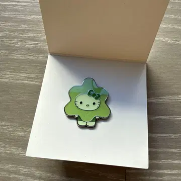헬로키티 핀 배지 만박