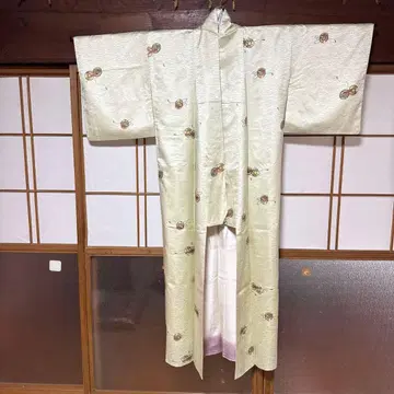 크림색 꽃무늬 자수 코몬 기모노