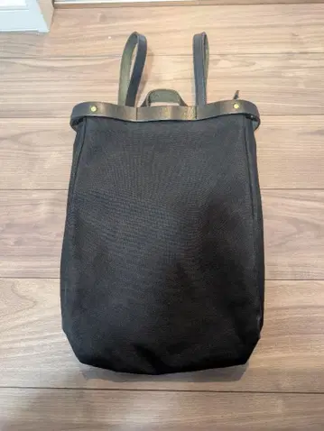 심플한 블랙 백팩