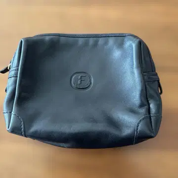 블랙 레더 백 로고 포함