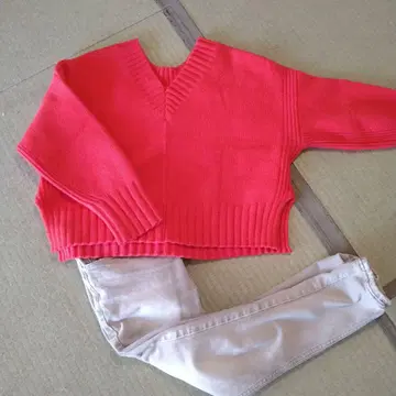 빨간색 V넥 니트 스웨터