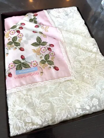 웨지우드 대형 손수건 레이스 포함 무릎담요 와일드 스트로베리
