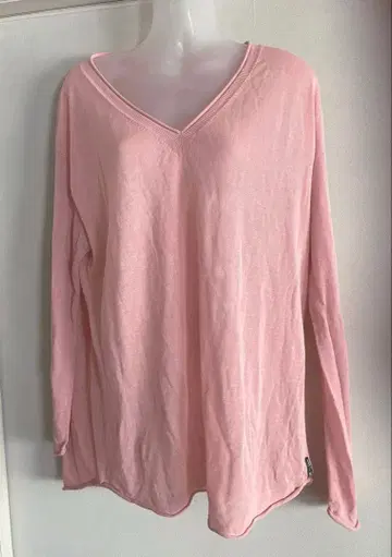 아르마니 AX! 얇은 소재의 사쿠라 핑크 스웨터