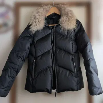 퍼 달린 블랙 다운 자켓 새상품급