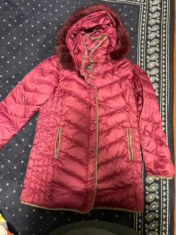 퍼 달린 와인 레드 다운 자켓