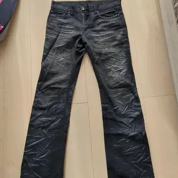 시맨틱 디자인 블랙 부츠컷 데님