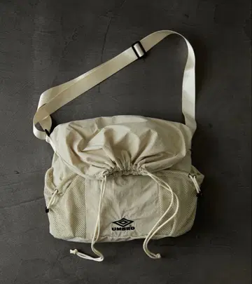 UMBRO 아이보리 숄더백
