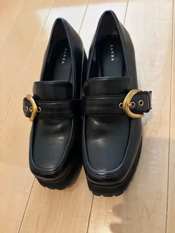 [ 새상품급 ] RANDA 볼륨 밑창 벨트 로퍼 M 블랙