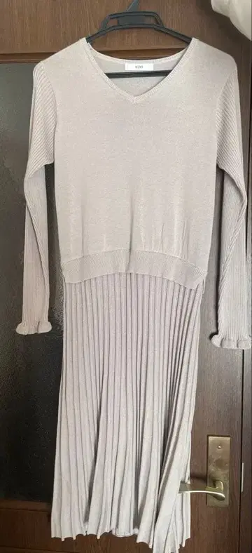 라이트 그레이 V넥 니트 원피스