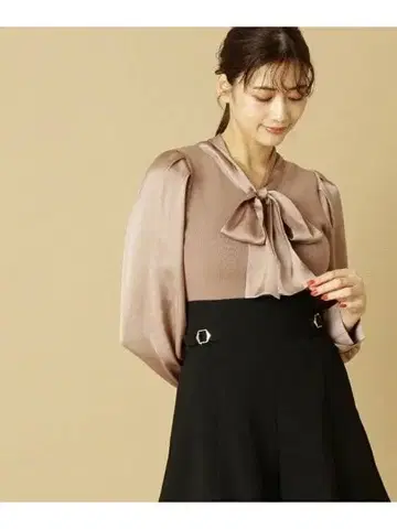 로고 참 포함 리본 니트 블라우스 JILLSTUART