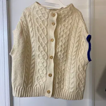 nop de nod 아이보리 케이블 니트 베스트 왼쪽 소매 파랑
