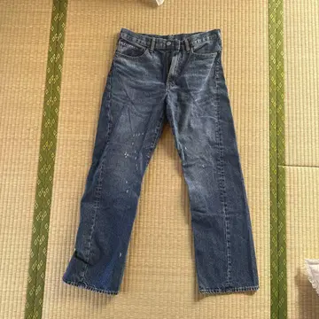 GU 페인트 가공 블루 스트레이트 데님 팬츠