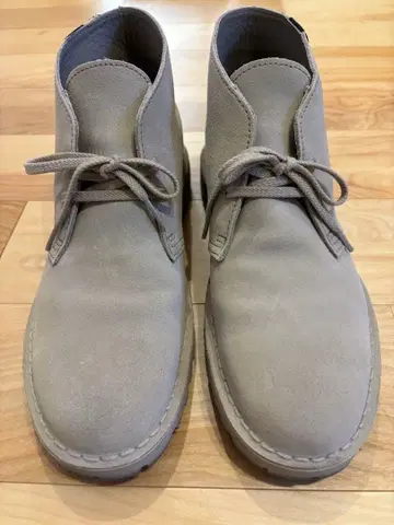 Clarks Originals x BEAMS 그레이 처카 부츠