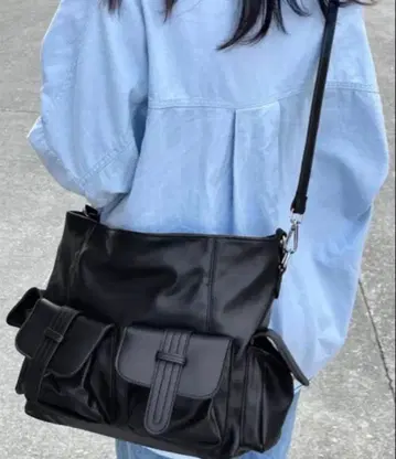 멀티 포켓 숄더백 사선 블랙