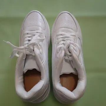 화이트 레이스업 스니커즈