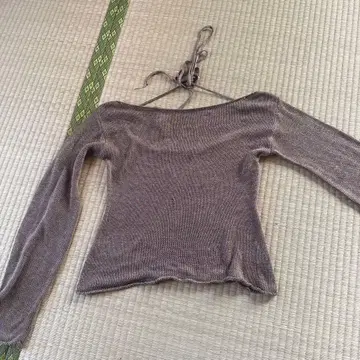 오프숄더 그레이 긴팔 니트