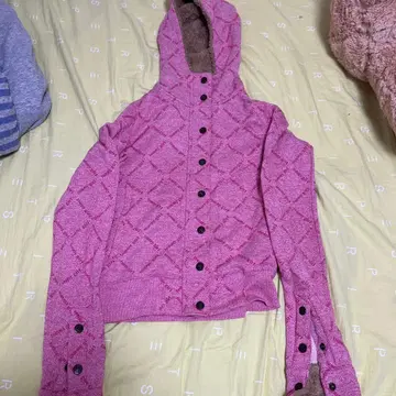 핑크 다이아몬드 무늬 후드티