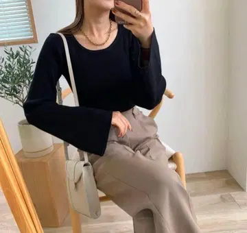 BLATE 소매 플레어 슬림 크루넥 니트 블랙