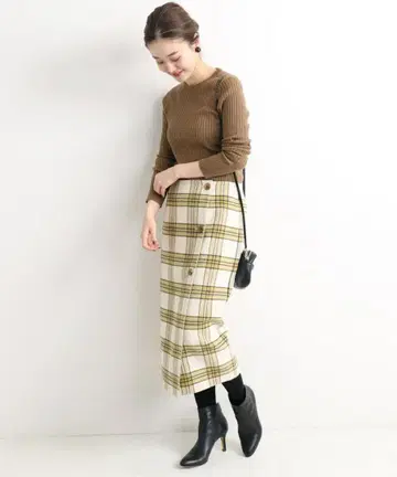 이에나 6x3 리브 크루넥 풀오버 브라운