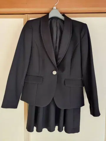 블랙 자켓과 스커트 세트