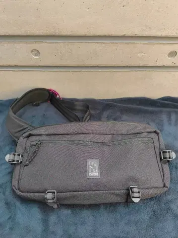 CHROME 카데트 바디백