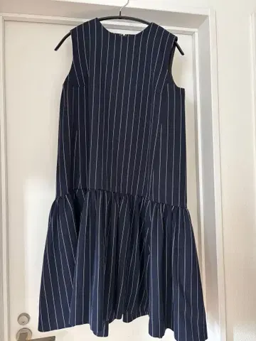 이에나 네이비 스트라이프 슬리브리스 원피스 38