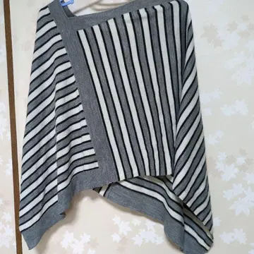 그레이와 화이트 스트라이프 판초