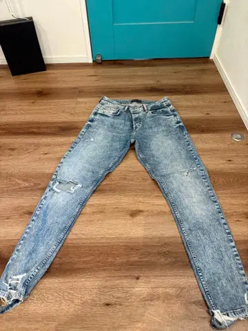 데미지 가공 라이트 블루 스키니 데님