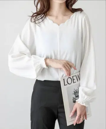 슈가 비스킷 스캘럽 넥 블라우스 화이트 긴팔