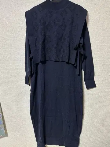 Aga 다크 네이비 베스트 부착 니트 원피스