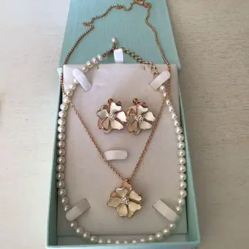 꽃 모티브 목걸이와 귀찌 세트