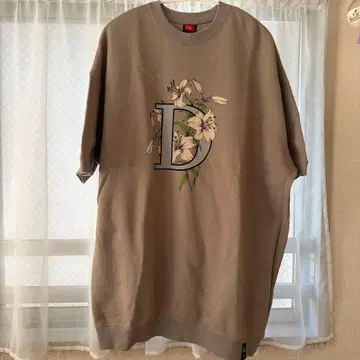 더블 스탠다드 꽃무늬 로고 반팔 트레이닝복 베이지