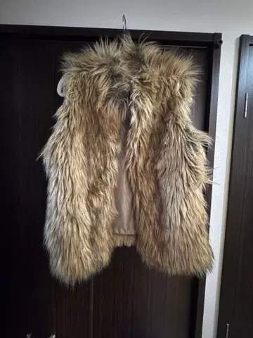 베이지 계열 퍼 베스트 M/M