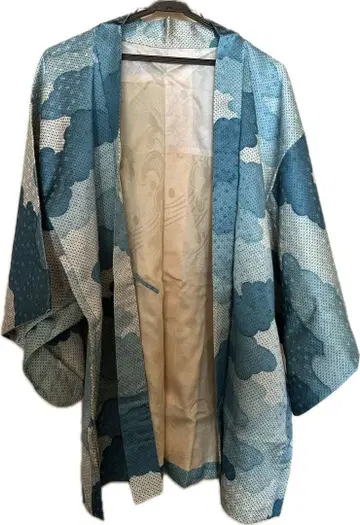 블루 계열의 구름 무늬 겉옷