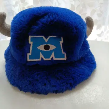 몬스터 주식회사 로고가 있는 파란 모자