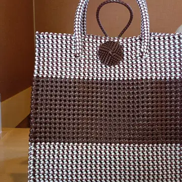 브라운과 화이트의 뜨개질 바스켓백