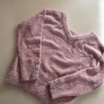 미슈마슈 핑크의 복슬복슬 비쥬 부착 니트