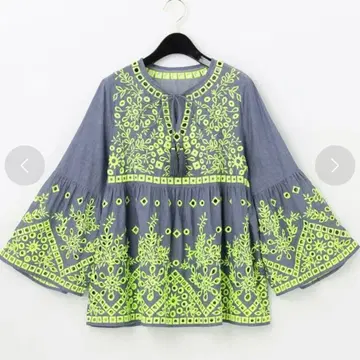 GRACE CONTINENTAL 컷워크 플레어 탑