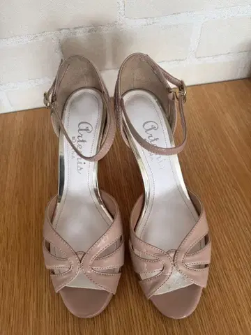 베이지 스트랩 하이힐