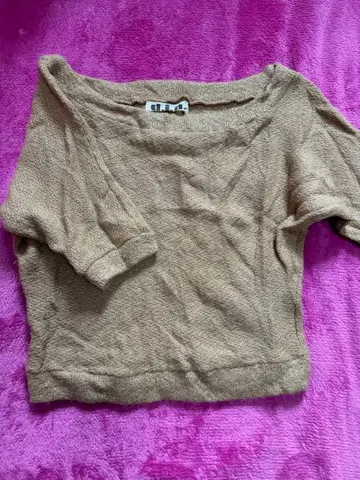 d.i.a 오프숄더 니트탑 베이지