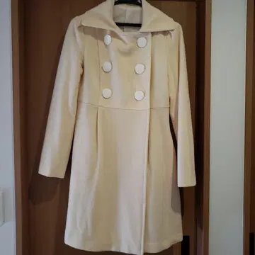 크림색 후드 부착 롱 코트